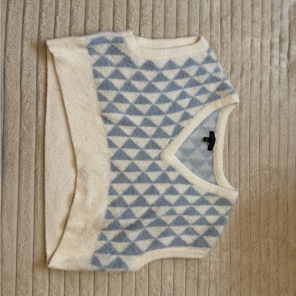 Kendall & Kylie Cream and Blue V-Neck Sweater Geometric Pattern